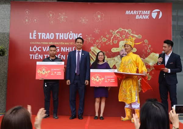 Những khách hàng may mắn trúng thưởng 1 chỉ vàng của tháng 2.