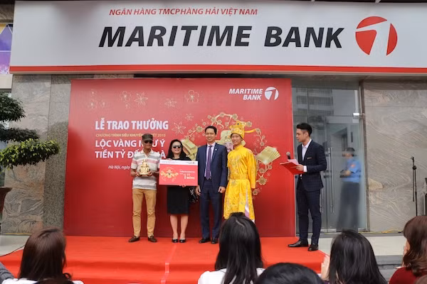Ông Huỳnh Bửu Quang - Tổng Giám đốc Maritime Bank trao giải thưởng khung 1 tỷ đồng cho gia đình ông Đồng Thế Quân.