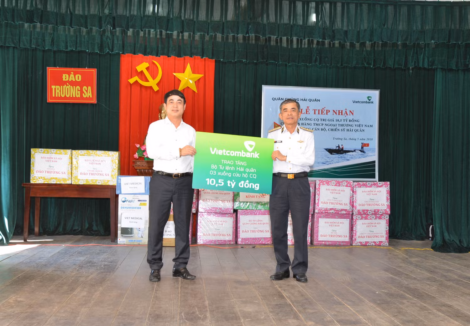 Ông Nghiêm Xuân Thành – Bí thư Đảng ủy, Chủ tịch Hội đồng quản trị Vietcombank (bên trái) trao biển tượng trưng hỗ trợ 03 xuồng CQ trị giá 10,5 tỷ đồng tặng cán bộ, chiến sỹ Quân chủng Hải quân. Ông Nghiêm Xuân Thành – Bí thư Đảng ủy, Chủ tịch Hội đồng quản trị Vietcombank (bên trái) trao biển tượng trưng hỗ trợ 03 xuồng CQ trị giá 10,5 tỷ đồng tặng cán bộ, chiến sỹ Quân chủng Hải quân.