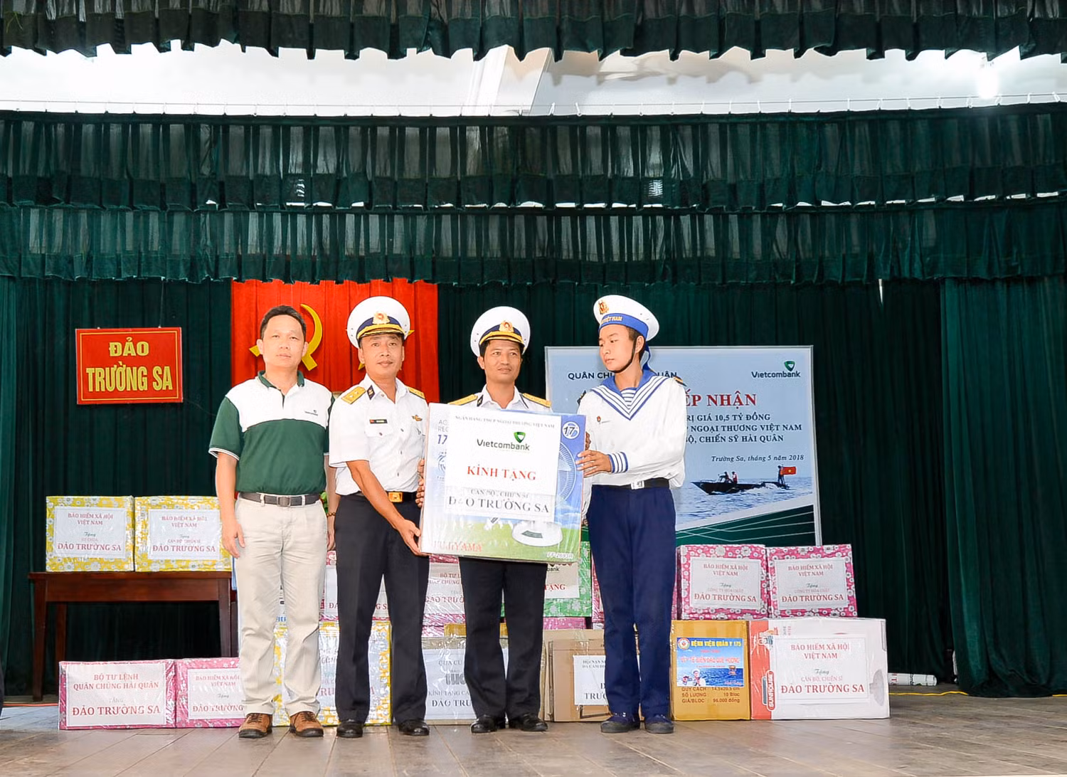 Ông Nguyễn Mạnh Hùng – Ủy viên Ban thường vụ Đảng ủy, Ủy viên Hội đồng quản trị Vietcombank (ngoài cùng bên trái) trao tượng trưng 01 trong 54 thùng quà tặng cho cán bộ, chiến sỹ và nhân dân thị trấn Trường Sa trên đảo Trường Sa. Ông Nguyễn Mạnh Hùng – Ủy viên Ban thường vụ Đảng ủy, Ủy viên Hội đồng quản trị Vietcombank (ngoài cùng bên trái) trao tượng trưng 01 trong 54 thùng quà tặng cho cán bộ, chiến sỹ và nhân dân thị trấn Trường Sa trên đảo Trường Sa.
