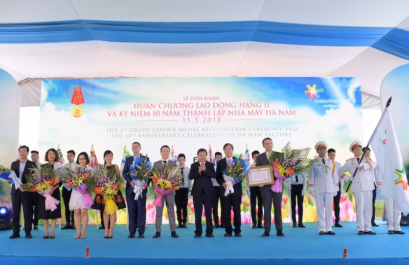 FrieslandCampina Hà Nam vinh dự đón nhận Huân chương Lao động hạng Nhì ảnh 1 FrieslandCampina Hà Nam vinh dự đón nhận Huân chương Lao động hạng Nhì ảnh 1