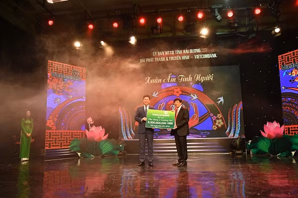 Ông Phạm Mạnh Thắng - Phó Tổng giám đốc Vietcombank (bên trái) trao gói tài trợ 8,3 tỷ đồng hỗ trợ xây dựng Trường Mầm non xã Lê Lợi và Trường Tiểu học Cẩm Đông, Huyện Cầm Giàng tỉnh Hải Dương