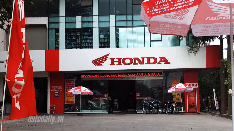 Đa phần các cửa hàng xe máy đều vắng bóng khách hàng trong những ngày đầu năm này