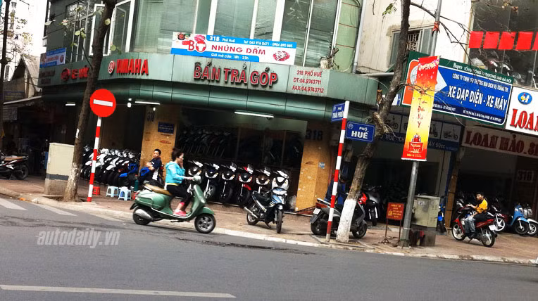 Cảnh "chợ chiều" của các cửa hàng kinh doanh xe máy nhập khẩu trên phố Huế (Hà Nội)