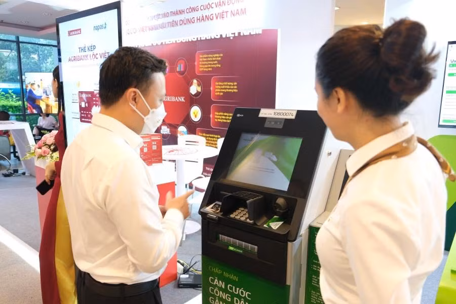 Khách hàng trải nghiệm sử dụng căn cước công dân để định danh và thực hiện rút tiền tại máy ATM Khách hàng trải nghiệm sử dụng căn cước công dân để định danh và thực hiện rút tiền tại máy ATM
