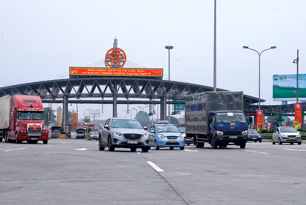 Việc cắm biển cấm dừng đỗ quá 5 phút có giải quyết được ùn tắc tại các trạm BOT? (Ảnh: Tổng cục Đường bộ)