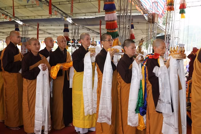 Chư ni Tây Thiên thực hành nghi lễ cúng dàng Mandala.