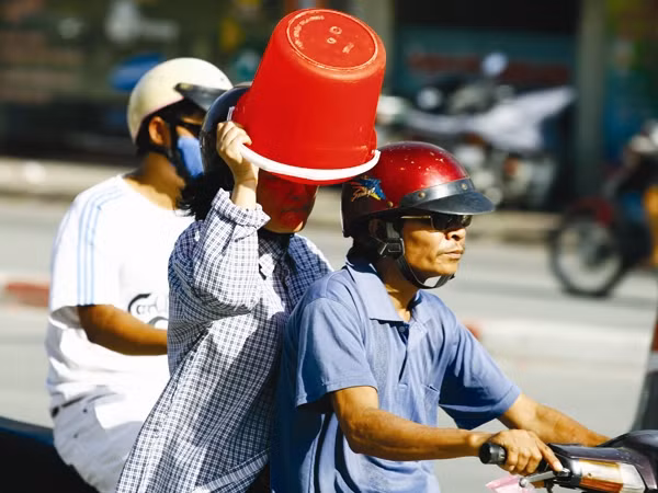 Mũ bảo hiểm cũng bó tay Nên ra ngoài phải thay ngay xô này