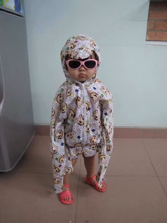 Bảo sao trời nắng chói chang Mà mình vẫn giữ da ngang siêu nhần (nhân)