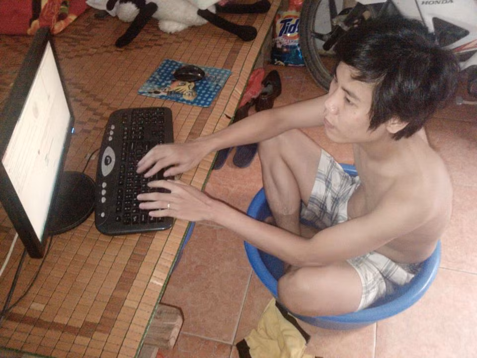Anh đây chẳng sợ nắng to Vì anh biết ngồi co trong này