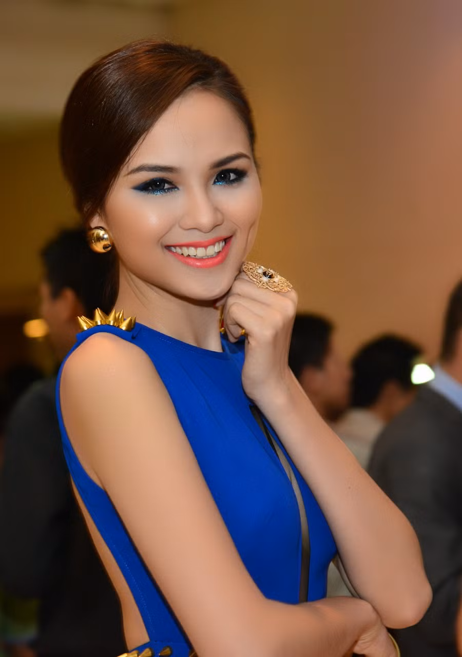 Điểm xuỵết thêm sự duyên dáng cho nụ cười tươi tắn của Diễm Hương là lúm đồng tiền nằm bên má trái.