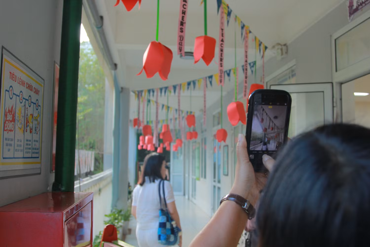 Các đại biểu đi tham quan không gian lớp học của nhà trường.
