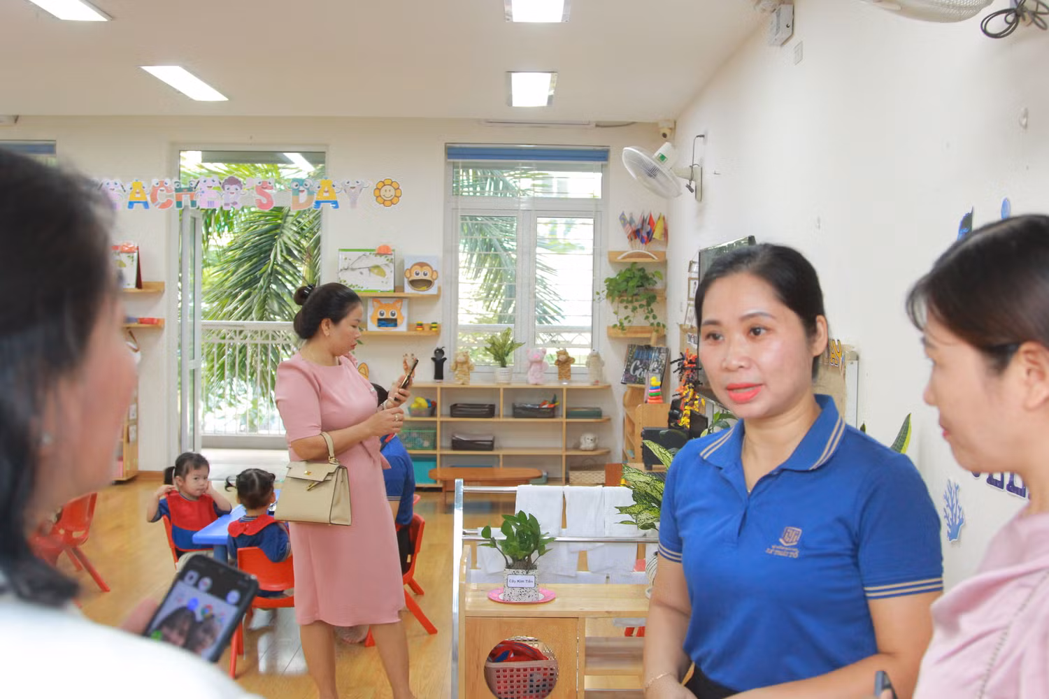 Trả lời câu hỏi của đại biểu về mức lương của giáo viên trong nhà trường, cô Đỗ Tuyết Nhung (giáo viên chủ nhiệm lớp nhà trẻ Jellyfish 1) thẳng thắn chia sẻ, giáo viên trong đơn vị được nhận mức lương từ 10 triệu đồng trở lên.