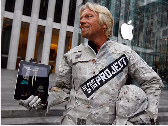 Chủ tịch tập đoàn Virgin Group - Richard Branson với chiếc iPad trên tay khi kêu gọi mọi người tham gia vào dự án du lịch lên vũ trụ của tập đoàn này.