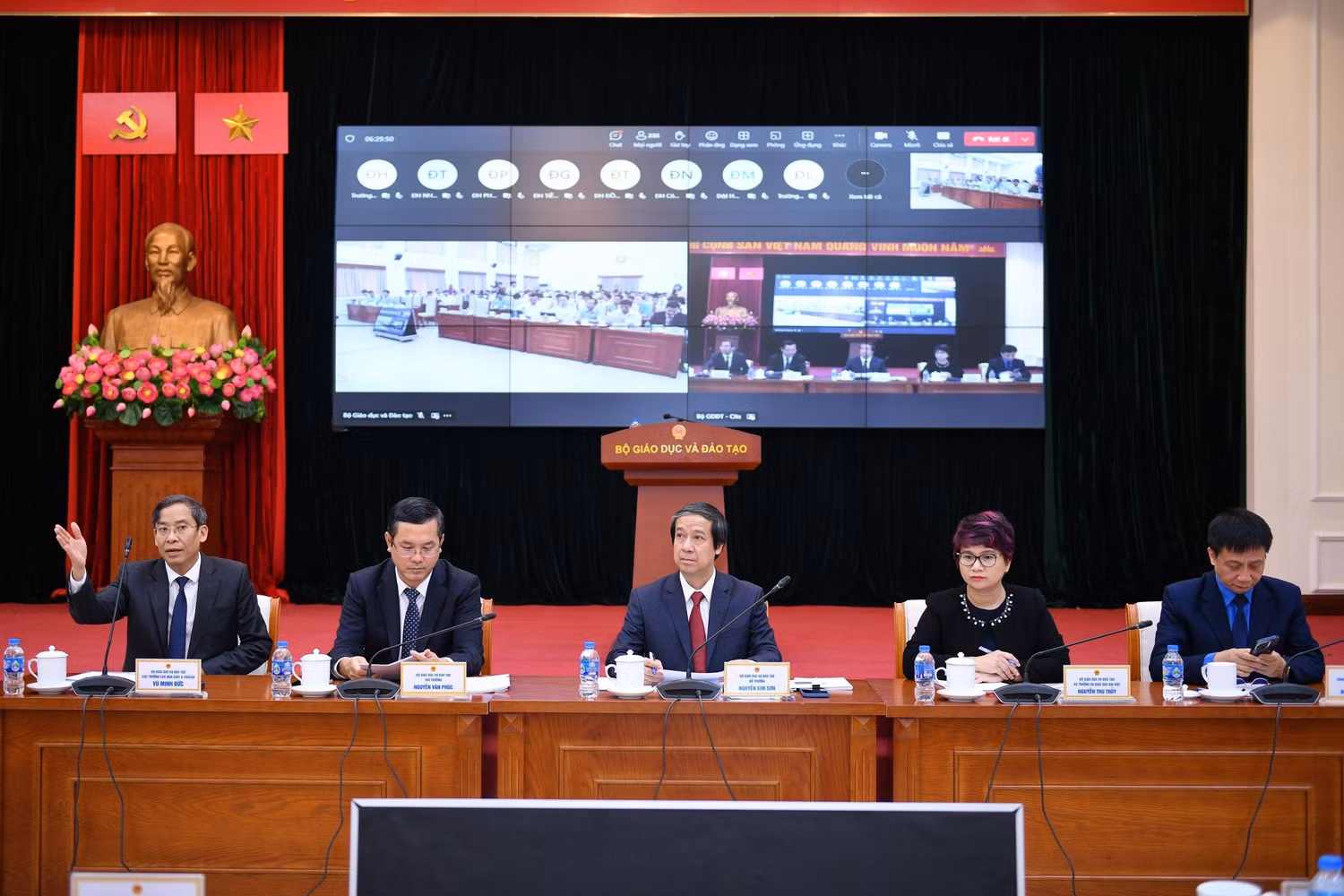 Ngày 15/8/2023, Bộ trưởng Bộ Giáo dục và Đào tạo Nguyễn Kim Sơn đã có cuộc gặp gỡ bằng hình thức trực tuyến với trên một triệu giáo viên cả nước. Ngày 15/8/2023, Bộ trưởng Bộ Giáo dục và Đào tạo Nguyễn Kim Sơn đã có cuộc gặp gỡ bằng hình thức trực tuyến với trên một triệu giáo viên cả nước.