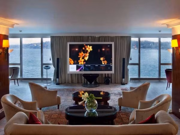 Ngoài ra, đây là phòng khách sạn đầu tiên ở châu Âu trang bị ti vi màn hình phẳng Bang & OlufsenBeo Vision 4-103 cực đắt tiền.