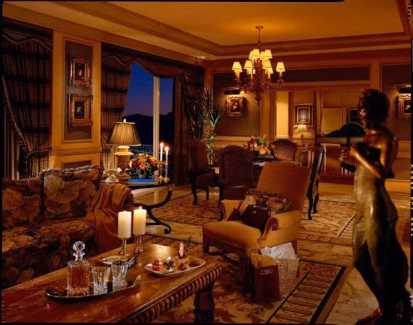 Nằm ở tầng 8 của khách sạn President Wilson nhìn thẳng ra hồ Geneva và dãy núi Alps, Royal Penthouse Suite được coi là phòng khách sang trọng nhất thế giới. Mỗi chi tiết bên trong căn phòng đều là một sự xa xỉ.