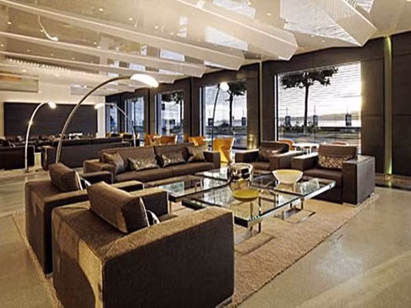 Khách hàng đặt phòng Royal Penthouse Suite sẽ được cung cấp một quản gia, một đầu bếp, một trợ lý riêng và được phục vụ 24/24 với những dịch vụ cao cấp nhất.