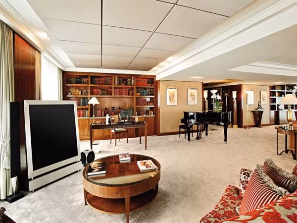 Royal Penthouse Suite còn có một trung tâm thể dục riêng biệt, thư viện, bàn bi-a, sân thượng riêng, một chiếc piano Steinway vào loại lớn cà thậm chí có cả một thang máy riêng.