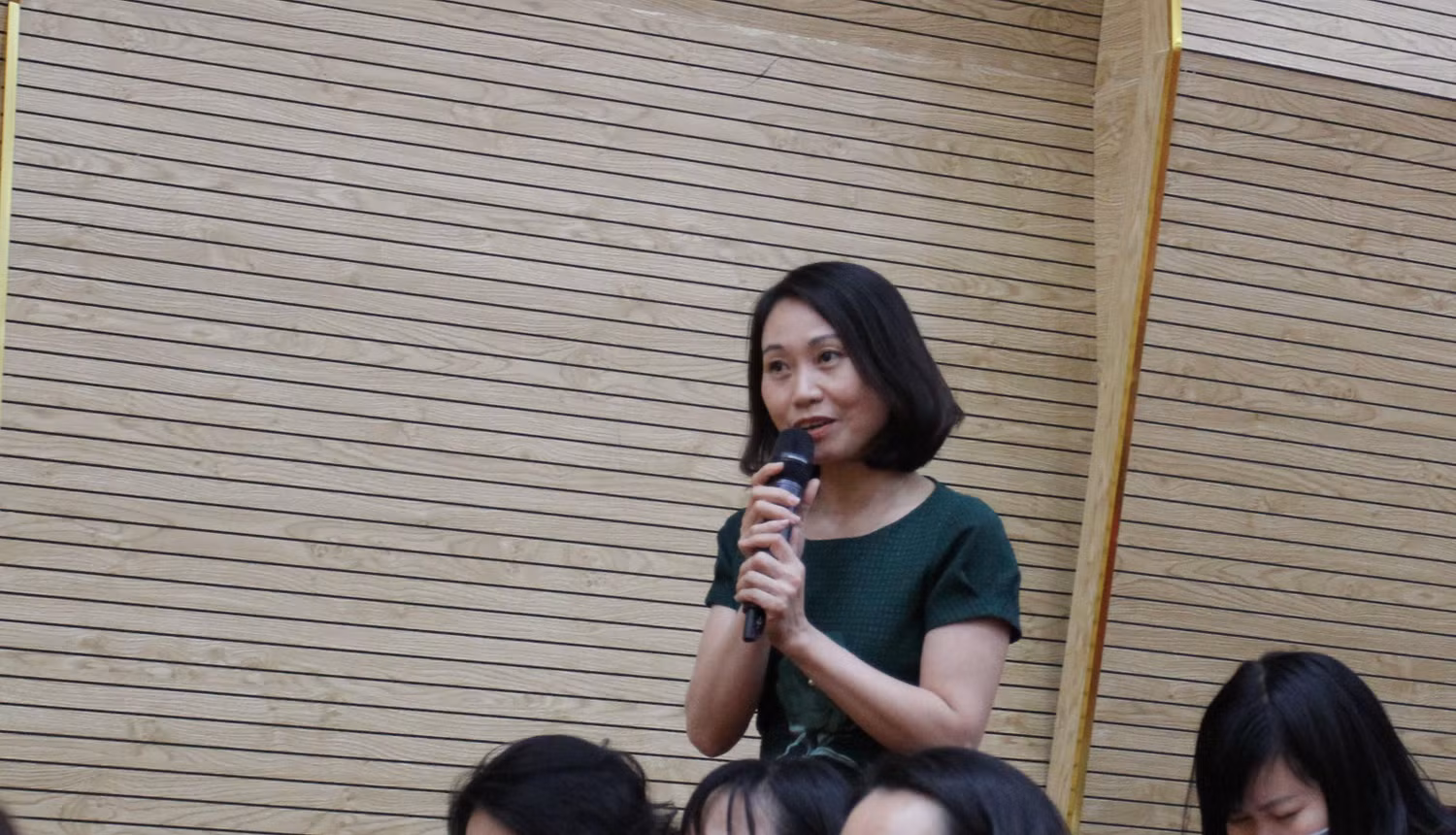 Đại diện cho các hiệu trưởng trường mầm non thuộc quận Hồng Bàng (Hải Phòng), Thạc sĩ Nguyễn Kim Tuyến đưa ra quan điểm, câu hỏi: "Cán bộ quản lý thay đổi như thế nào để xây dựng Trường học hạnh phúc?" (Ảnh: Phương Linh)