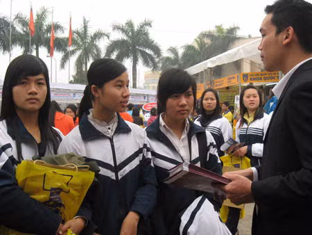 Sinh viên nghèo nặng gánh vì các khoản thu ngoài học phí ảnh 1