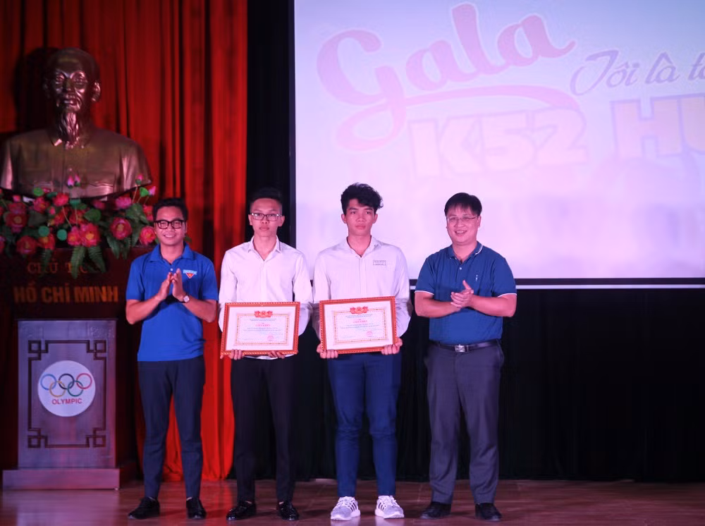 Phó Giáo sư, Tiến sĩ Nguyễn Anh Tuấn (thứ nhất bên phải) - Phó Hiệu trưởng Nhà trường trao tặng giấy khen của đoàn trường cho tân sinh viên K52. Ảnh: TT. Phó Giáo sư, Tiến sĩ Nguyễn Anh Tuấn (thứ nhất bên phải) - Phó Hiệu trưởng Nhà trường trao tặng giấy khen của đoàn trường cho tân sinh viên K52. Ảnh: TT.