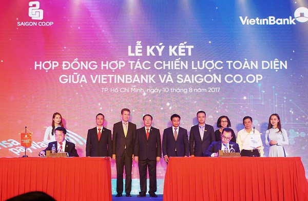 Ông Phùng Duy Khương - Giám đốc Khối Bán lẻ, hàm Phó Tổng Giám đốc VietinBank và đại diện Saigon Co.op ký hợp đồng cung cấp các dịch vụ ngân hàng bán lẻ và phát hành thẻ đồng thương hiệu Visa Paywave Ông Phùng Duy Khương - Giám đốc Khối Bán lẻ, hàm Phó Tổng Giám đốc VietinBank và đại diện Saigon Co.op ký hợp đồng cung cấp các dịch vụ ngân hàng bán lẻ và phát hành thẻ đồng thương hiệu Visa Paywave