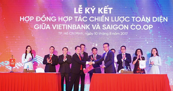 Ông Nguyễn Đình Vinh - Phó Tổng Giám đốc VietinBank và ông Nguyễn Anh Đức - Phó Tổng Giám đốc Thường trực Saigon Co.op ký thỏa thuận hợp tác toàn diện Ông Nguyễn Đình Vinh - Phó Tổng Giám đốc VietinBank và ông Nguyễn Anh Đức - Phó Tổng Giám đốc Thường trực Saigon Co.op ký thỏa thuận hợp tác toàn diện