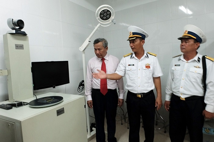Kiểm tra trang thiết bị y tế tại Bệnh xá trên đảo Trường Sa. (Ảnh: Vĩnh Khang).