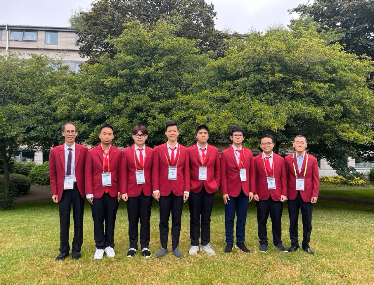 Đội tuyển Việt Nam tham dự Olympic Toán học quốc tế 2024.jpg