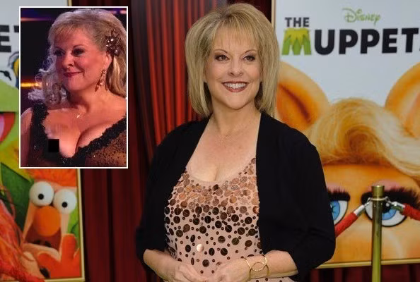 Nancy Grace là đàn chị kỳ cựu trong làng giải trí, nhưng bà vẫn không tránh được phen hớ hênh vì cổ áo xẻ quá sâu.