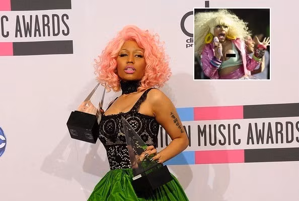 Nicki Minaj cũng bị lộ vòng 1 vì mặc áo bó chật và vũ đạo quá sung.