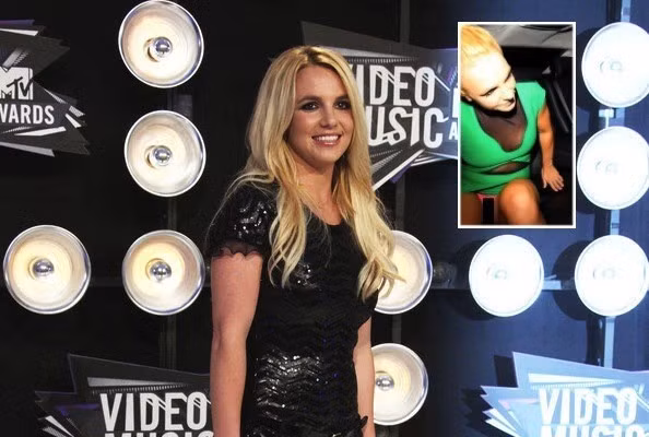 Britney Spears trong thời gian khủng hoảng từng hớ hênh vô số lần như thế này.