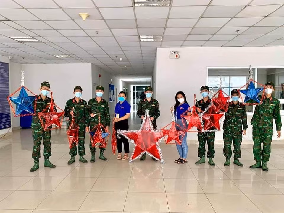 Trúc cùng chuẩn bị Trung thu cho trẻ em trong khu vực. (Ảnh: Nhân vật cung cấp) Trúc cùng chuẩn bị Trung thu cho trẻ em trong khu vực. (Ảnh: Nhân vật cung cấp)