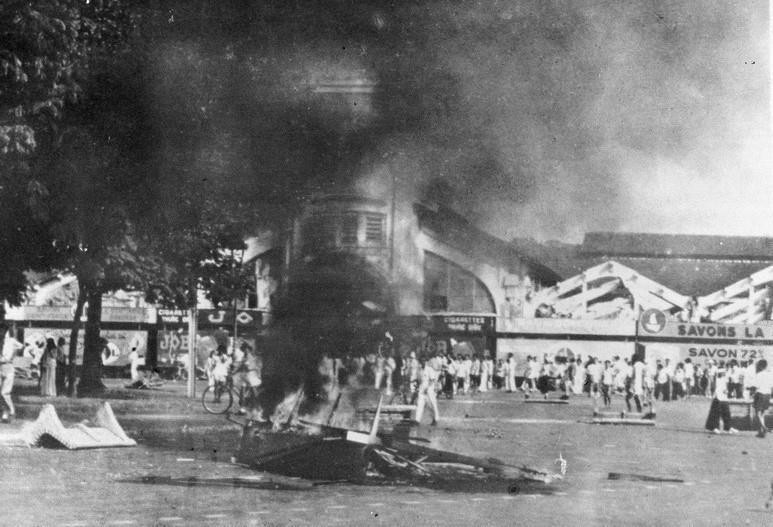 Năm 1945-1946, Đảng và Chủ tịch Hồ Chí Minh lãnh đạo toàn dân chống thù trong, giặc ngoài, vừa kháng chiến vừa kiến quốc. Trong ảnh: Những ngày đầu kháng chiến chống thực dân Pháp ở Sài Gòn, tháng 9/1945. (Ảnh: Tư liệu TTXVN)
