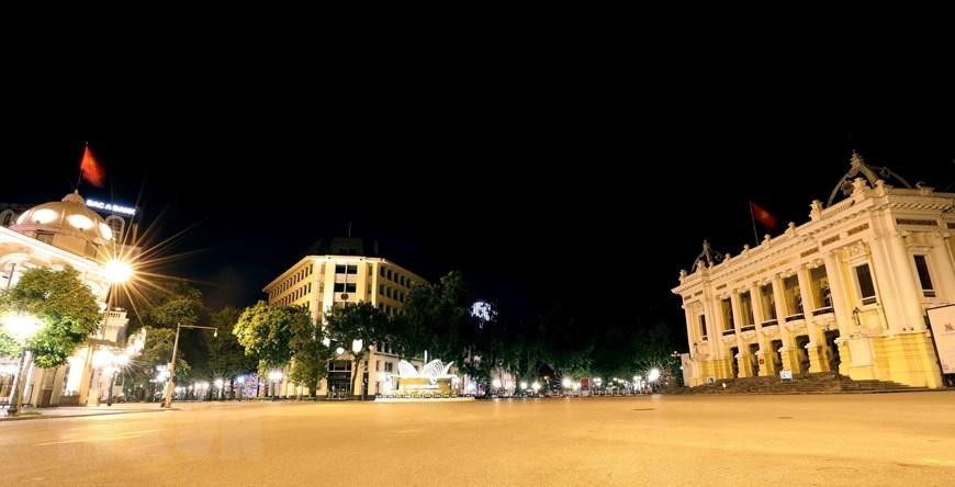 76 năm trước, ngày 19/8/1945, cả Thủ đô ngập tràn cờ đỏ sao vàng. Hàng chục vạn người dân ở Hà Nội và các tỉnh lân cận theo các ngả đường kéo về quảng trường Nhà hát lớn Hà Nội dự cuộc mít tinh lớn chưa từng có của quần chúng cách mạng, hưởng ứng cuộc Tổng khởi nghĩa giành chính quyền. Trong ảnh: Quảng trường Cách mạng tháng 8 tĩnh lặng trong đêm thu Hà Nội. (Ảnh: Nhật Anh/TTXVN) 76 năm trước, ngày 19/8/1945, cả Thủ đô ngập tràn cờ đỏ sao vàng. Hàng chục vạn người dân ở Hà Nội và các tỉnh lân cận theo các ngả đường kéo về quảng trường Nhà hát lớn Hà Nội dự cuộc mít tinh lớn chưa từng có của quần chúng cách mạng, hưởng ứng cuộc Tổng khởi nghĩa giành chính quyền. Trong ảnh: Quảng trường Cách mạng tháng 8 tĩnh lặng trong đêm thu Hà Nội. (Ảnh: Nhật Anh/TTXVN)