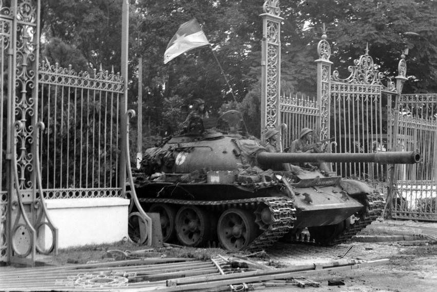 Đại thắng mùa Xuân 1975, với đỉnh cao là chiến dịch Hồ Chí Minh lịch sử, là thành quả vĩ đại của nhân dân ta, thể hiện ý chí, khát vọng độc lập, thống nhất Tổ quốc của dân tộc ta trong thời đại Hồ Chí Minh. Trong ảnh: Xe tăng quân Giải phóng đánh chiếm Dinh Độc Lập ngày 30/4/1975, ghi dấu mốc lịch sử kết thúc cuộc kháng chiến chống Mỹ cứu nước, thống nhất hoàn toàn đất nước. (Ảnh: Trần Mai Hưởng/TTXVN)