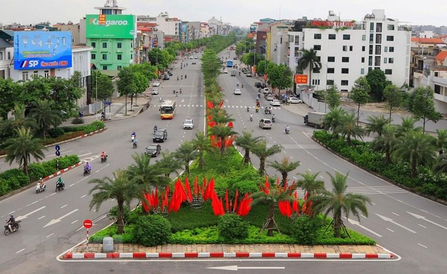 Trên khắp phố, phường của Thủ đô Hà Nội được trang hoàng rực rỡ cờ, hoa, băngrôn, ápphích…chào mừng 75 năm Quốc khánh nước Cộng hòa xã hội chủ nghĩa Việt Nam. (Ảnh: Thành Đạt/TTXVN)