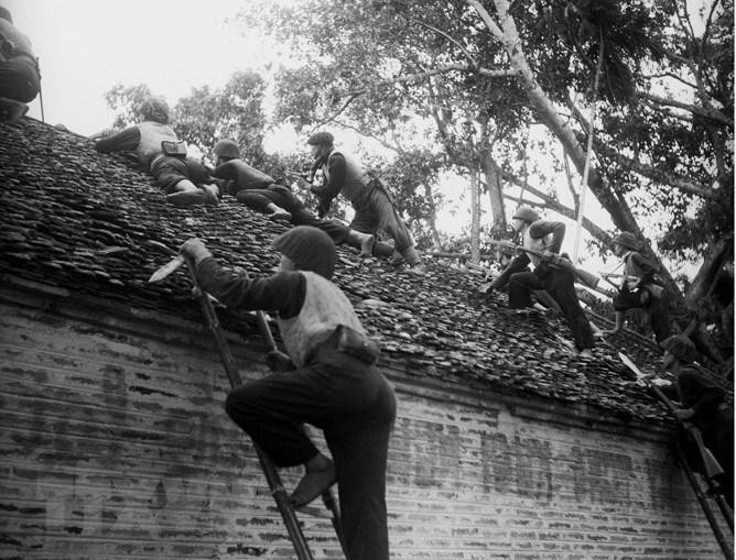 Sau Cách mạng Tháng Tám, trước dã tâm của thực dân Pháp quay trở lại, dùng vũ lực hòng đặt lại ách thống trị trên đất nước ta một lần nữa, toàn dân tộc Việt Nam đã nhất tề đứng lên kháng chiến, chống thực dân Pháp xâm lược theo Lời kêu gọi toàn quốc kháng chiến ngày 19/12/1946 của Chủ tịch Hồ Chí Minh với ý chí “Quyết tử cho Tổ quốc quyết sinh,” “thà hi sinh tất cả chứ nhất định không chịu mất nước, nhất định không chịu làm nô lệ”. Trong ảnh: Các chiến sỹ Vệ Quốc đoàn chiến đấu kiên cường, bảo vệ từng ngôi nhà, tấc đất của Thủ đô trong những ngày đầu Toàn quốc kháng chiến, tháng 12/1946. (Ảnh: Tư liệu TTXVN)