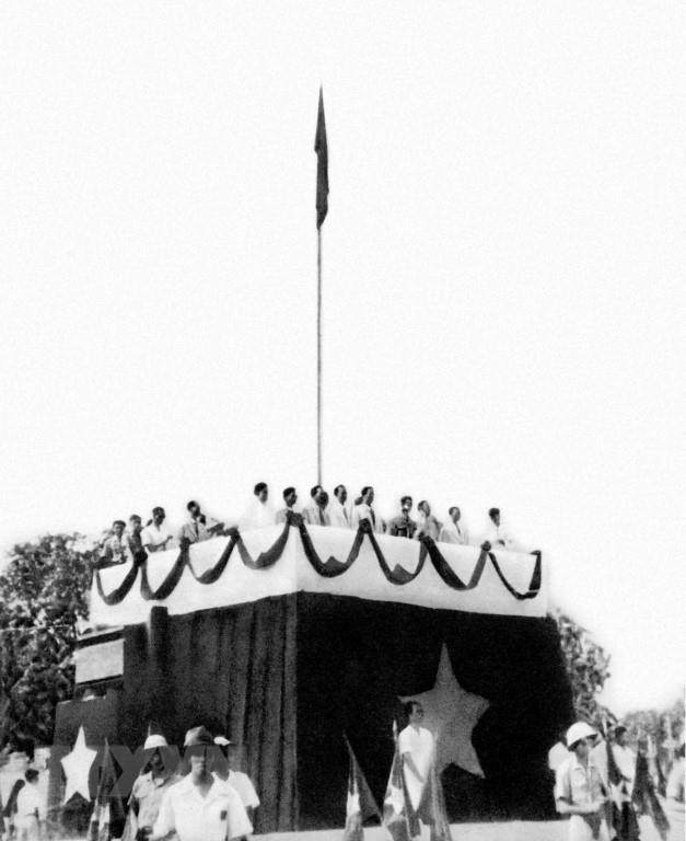 Ngày 2/9/1945, tại Quảng trường Ba Đình lịch sử, Chủ tịch Hồ Chí Minh đọc Tuyên ngôn Độc lập, khai sinh nước Việt Nam Dân chủ Cộng hòa. Người khẳng định những tư tưởng về quyền con người đã được ghi trong bản Tuyên ngôn độc lập của nước Mỹ năm 1776 và bản Tuyên ngôn nhân quyền và dân quyền của cách mạng Pháp năm 1789: Dân tộc có được độc lập thì con người mới có thể có tự do, hạnh phúc; Không thể có được quyền con người, quyền công dân khi quyền độc lập của dân tộc bị chà đạp. Đó cũng là tư tưởng bất hủ mà Chủ tịch Hồ Chí Minh đã đặt ra với cả thế giới ngay khi nước Việt Nam Dân chủ Cộng hòa ra đời. (Ảnh: Tư liệu TTXVN)