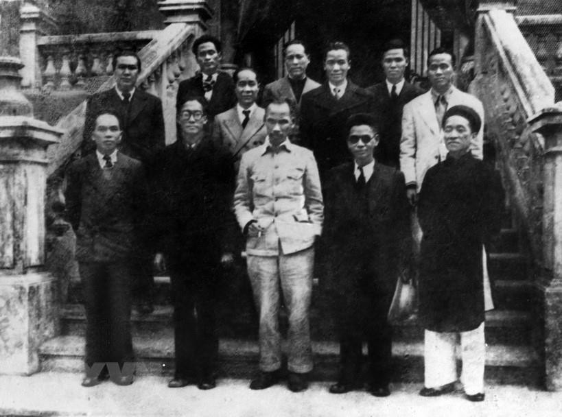Chủ tịch Hồ Chí Minh và các thành viên Hội đồng Chính phủ lâm thời nước Việt Nam Dân chủ Cộng hoà ra mắt sau phiên họp đầu tiên, sáng 3/9/1945. Tại phiên họp này, Chủ tịch Hồ Chí Minh đã đặt vấn đề về sự cần thiết phải có một bản Hiến pháp dân chủ cho nước Việt Nam. (Ảnh: TTXVN)