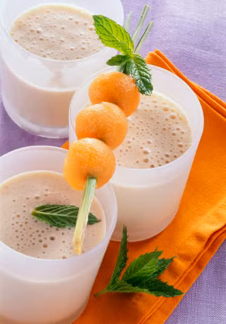 Cam, quýt và sữa bò (Trước hoặc sau 1 giờ nếu uống sữa bò thì không được ăn cam quýt có chất axit pectic ;làm cho chất protein có trong sữa bò bị cô đọng lại sẽ ảnh hưởng đến tiêu hóa và hấp thụ (Ảnh: ITN) Xem thêm: 10 điều cấm kỵ khi ăn dưa hấu
