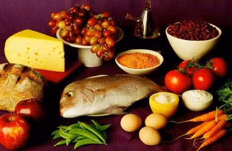 Các loại động vật có vỏ sống trong nước + chất Vitamin C: Các loài động vật có vỏ có nhiều hợp chất asen hóa trị 5, sau khi ăn lại uống Vitamin C hoặc ăn những chất có chứa Vitamin C như: ớt, cà chua, mướp đắng, cam, quýt…sẽ làm cho asen hóa trị 5 biến thành asen hóa trị 3 tức là thạch tín (đây là loại độc dược bảng A rất độc hại với sức khỏe con người). Vì vậy, khi ăn uống cần hết sức lưu ý. (Ảnh: ITN) Xem thêm: 10 điều cấm kỵ khi ăn dưa hấu