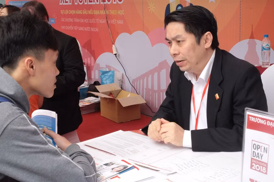 Về xu hướng xét tuyển theo ngành nghề, năm 2018, tổng số nguyện vọng đăng ký xét tuyển là hơn 2,75 triệu nguyện vọng, vào 7 khối ngành. (Ảnh: Thùy Linh)