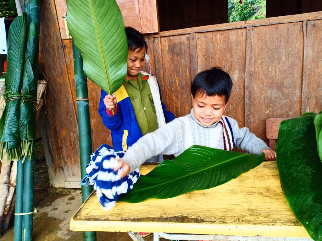 Học sinh điểm trường Mô Rỗi chuẩn bị lá dong để gói bánh. Học sinh điểm trường Mô Rỗi chuẩn bị lá dong để gói bánh.