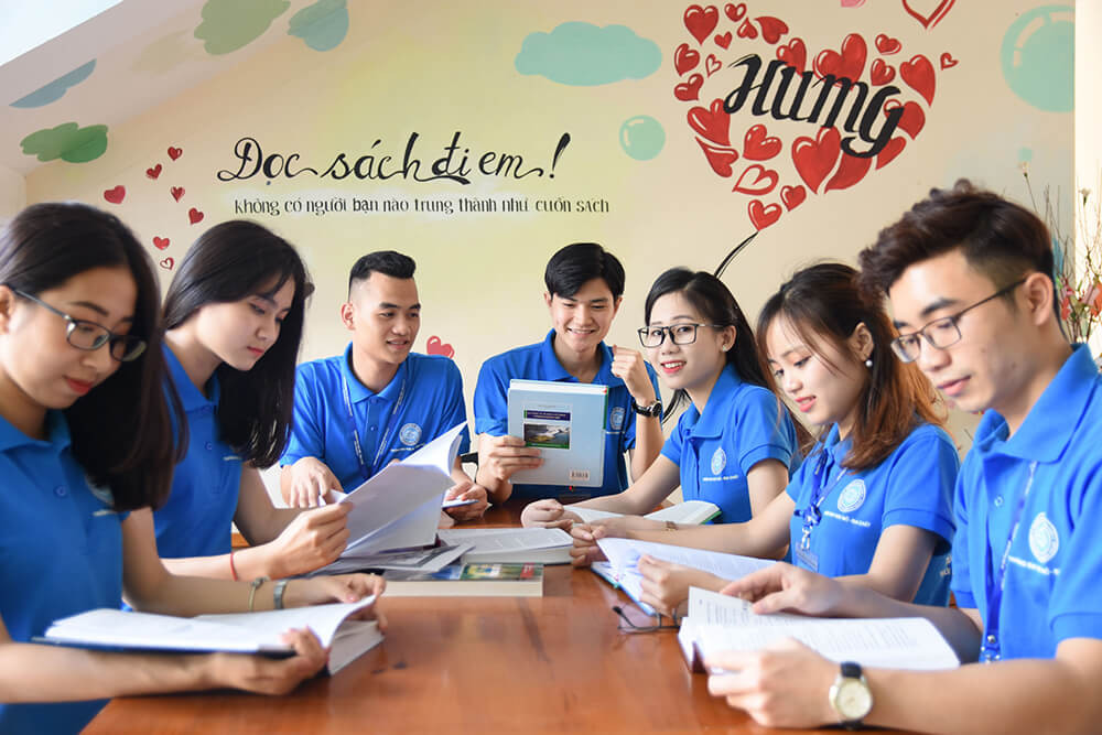 Sinh viên Trường Đại học Mỏ - Địa chất nhận lì xì 100.000 đồng nhân dịp Tết Nguyên đán năm 2023. (Ảnh: Website Nhà trường). Sinh viên Trường Đại học Mỏ - Địa chất nhận lì xì 100.000 đồng nhân dịp Tết Nguyên đán năm 2023. (Ảnh: Website Nhà trường).