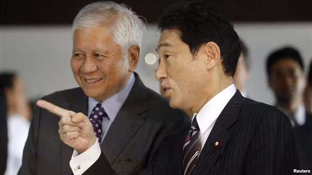Ngoại trưởng Philippines Albert del Rosario và Ngoại trưởng Nhật Bản Fumio Kishida. Ngoại trưởng Philippines Albert del Rosario và Ngoại trưởng Nhật Bản Fumio Kishida.