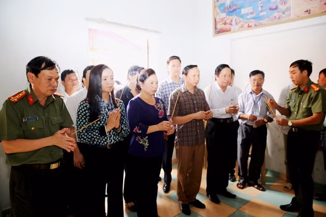 Phu Nhân Chủ tịch nước Trần Đại Quang thăm gia đình cháu bé bị lũ cuốn trôi tại xã Hưng Trung, huyện Hưng Nguyên. Phu Nhân Chủ tịch nước Trần Đại Quang thăm gia đình cháu bé bị lũ cuốn trôi tại xã Hưng Trung, huyện Hưng Nguyên.