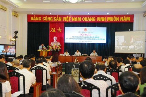 Toàn cảnh hội nghị trực tuyến sáng 17/9 (Ảnh: giaoduc.net.vn).