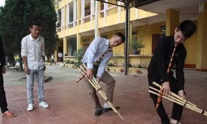 Thầy Lù dạy múa khèn Mông cho học sinh trường Xín Mần. (Ảnh Nguyễn Toan) Thầy Lù dạy múa khèn Mông cho học sinh trường Xín Mần. (Ảnh Nguyễn Toan)